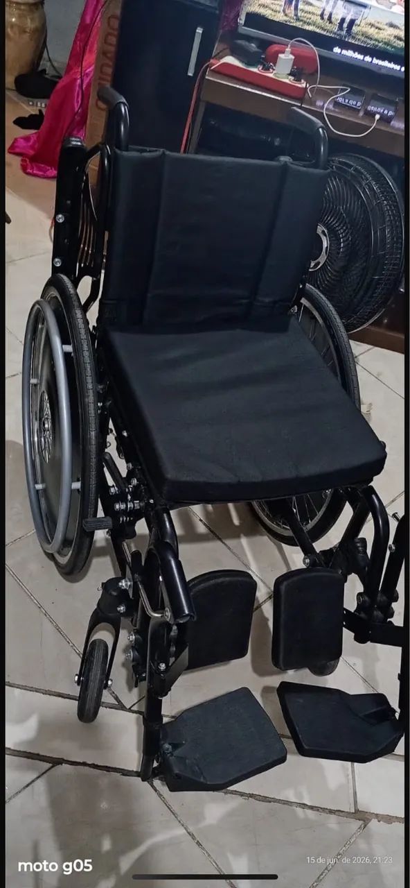 Cadeira de rodas + cadeira de banho  - Foto 3