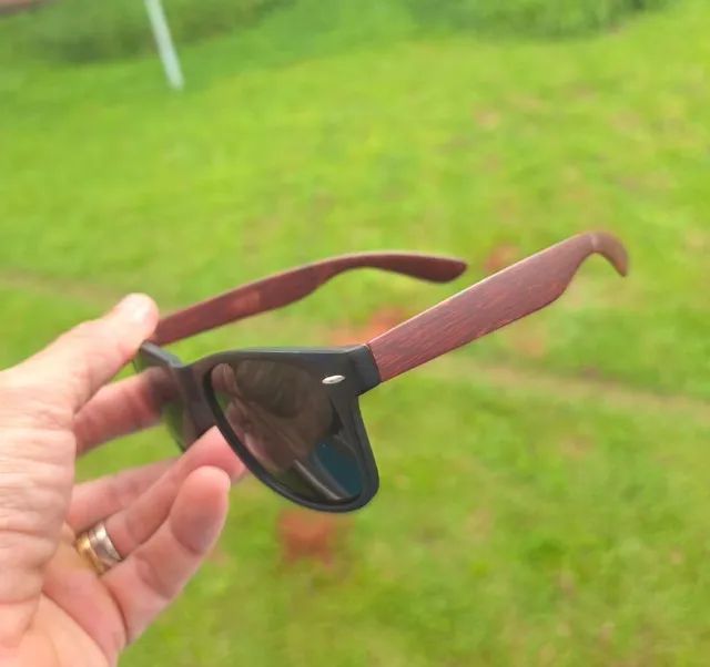 Óculos de sol estilo Wayfarer haste madeira com estojo rígido - Foto 5