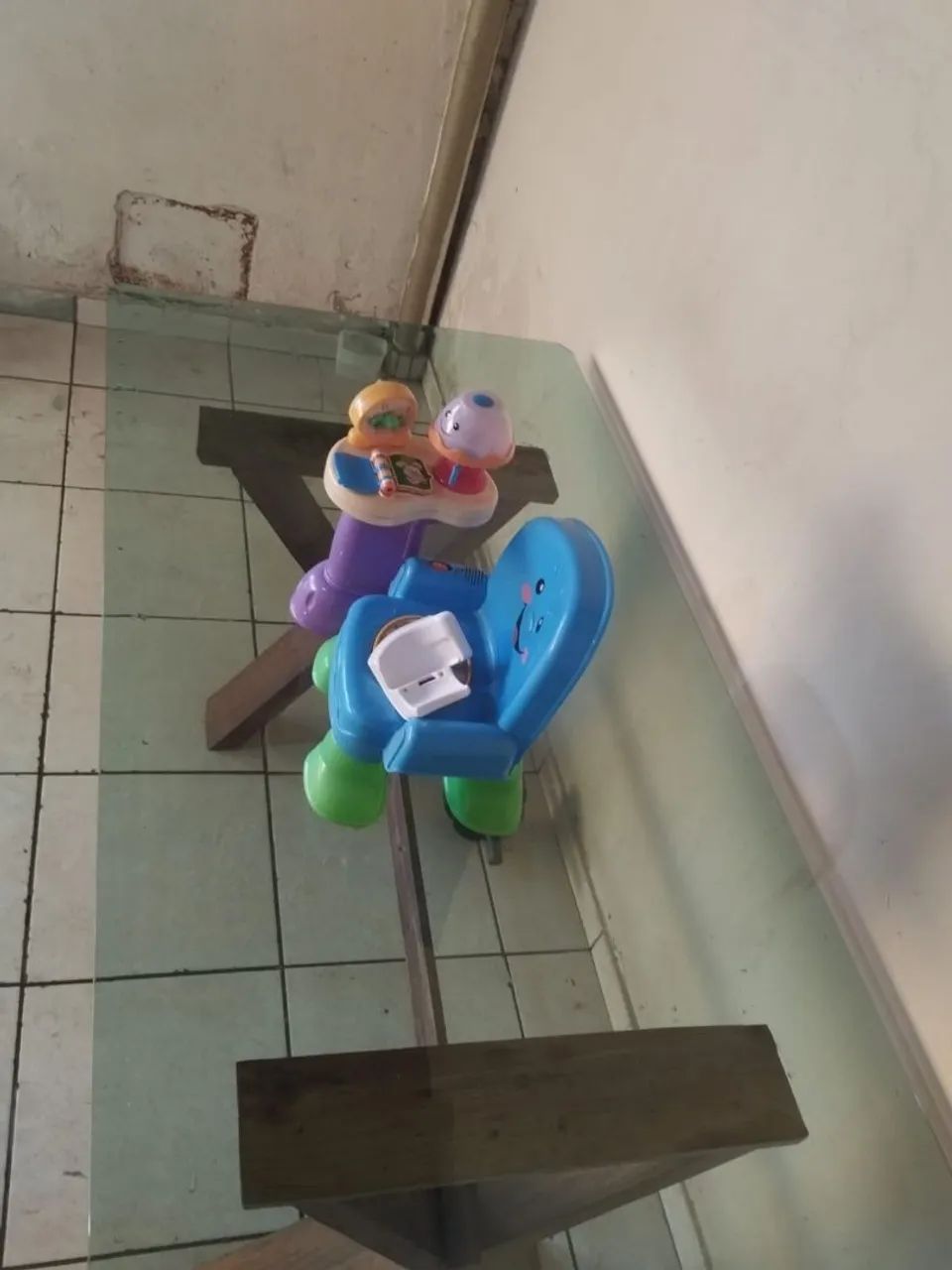 Mesa de vidro com pé de madeira  - Foto 2