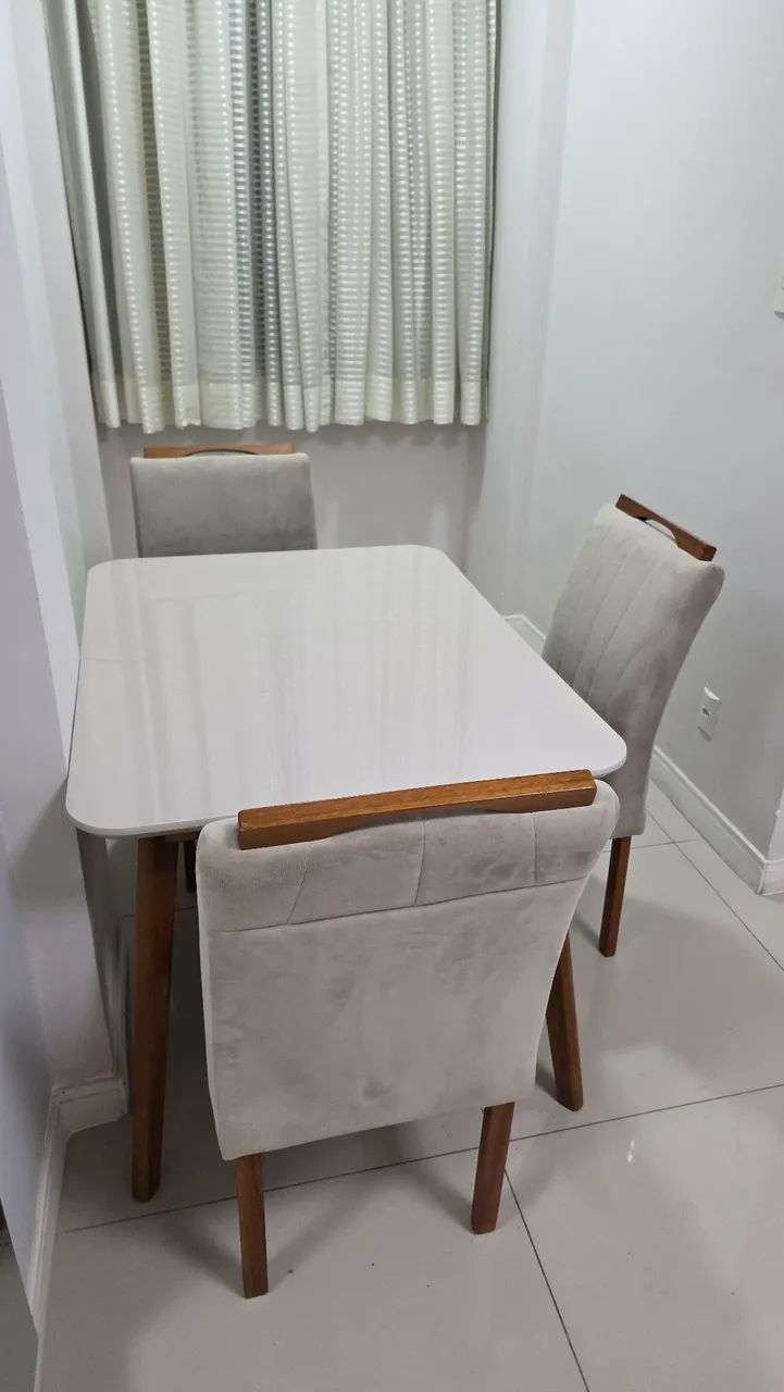 Mesa madeira maciça tampo de vidro com 4 cadeiras - Foto 2