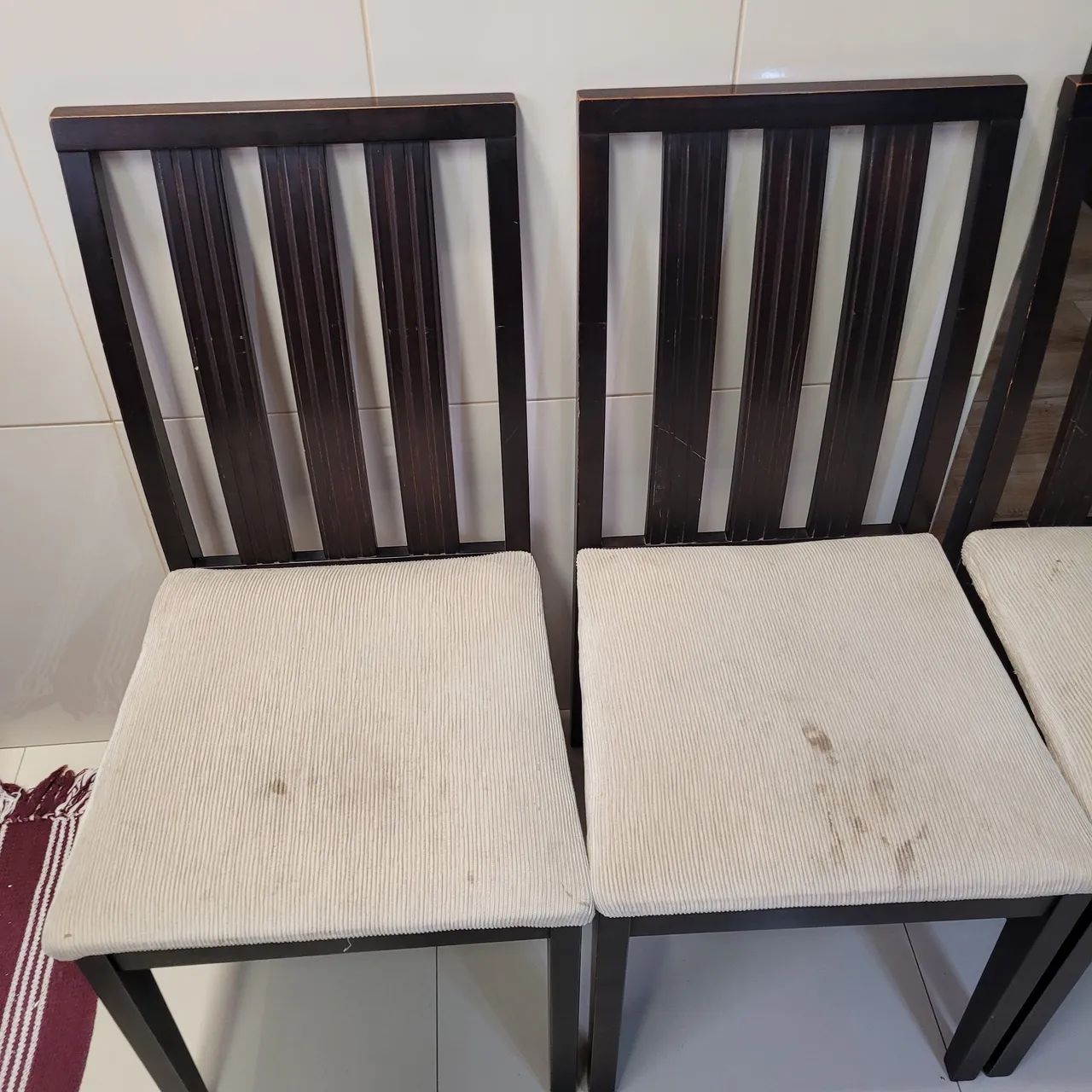 Conjunto 4 cadeiras de jantar Madeira Escura e Assento Bege - Foto 3