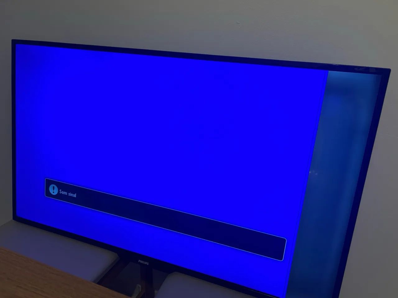 TV Philips 43 polegadas com pequeno defeito 