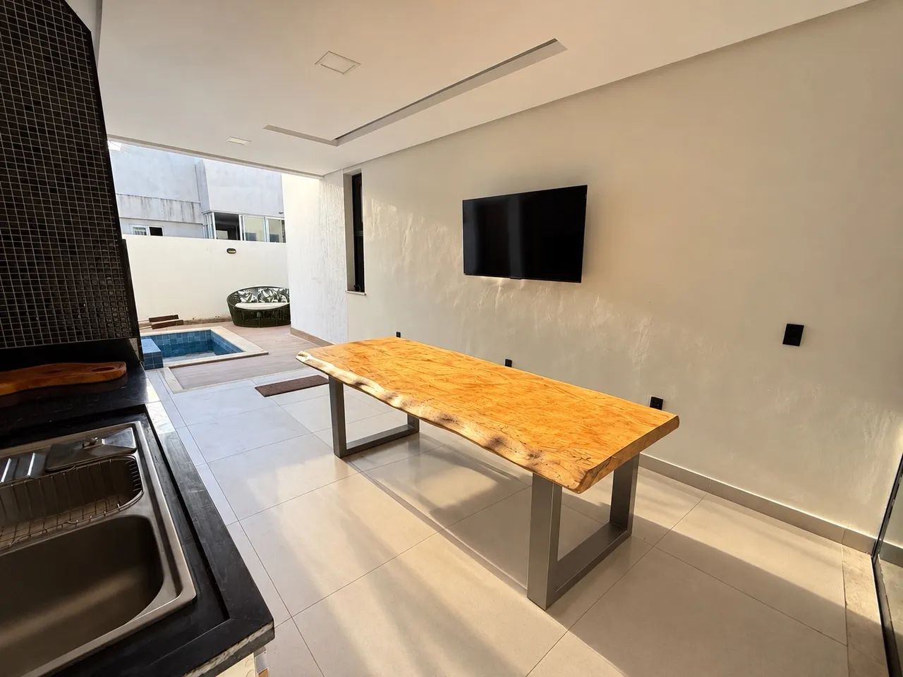 Mesa em madeira Com a base em alumínio  - 6 Meses de Uso - Foto 2