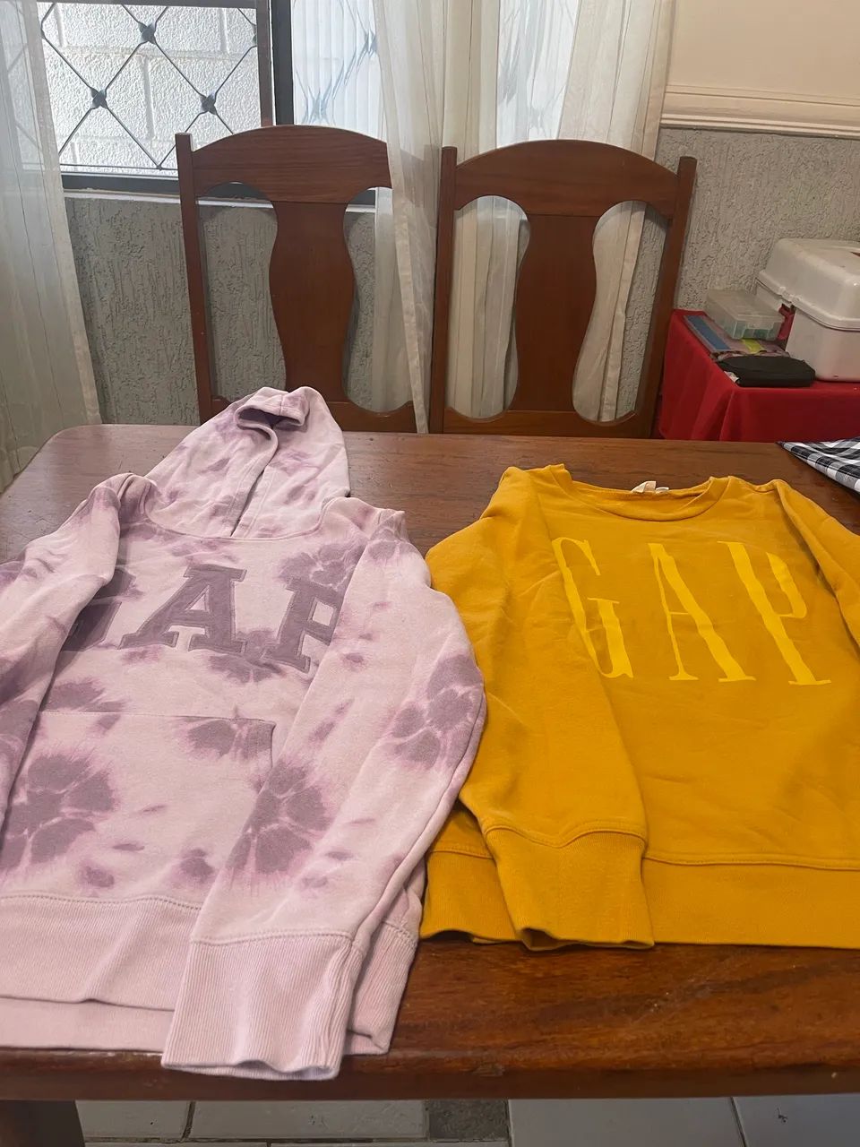 Blusas de moleton Gap e Adidas usado