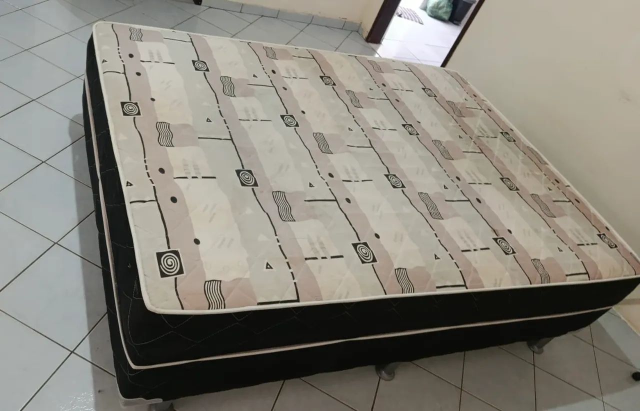 Cama box. Tamanho: casal