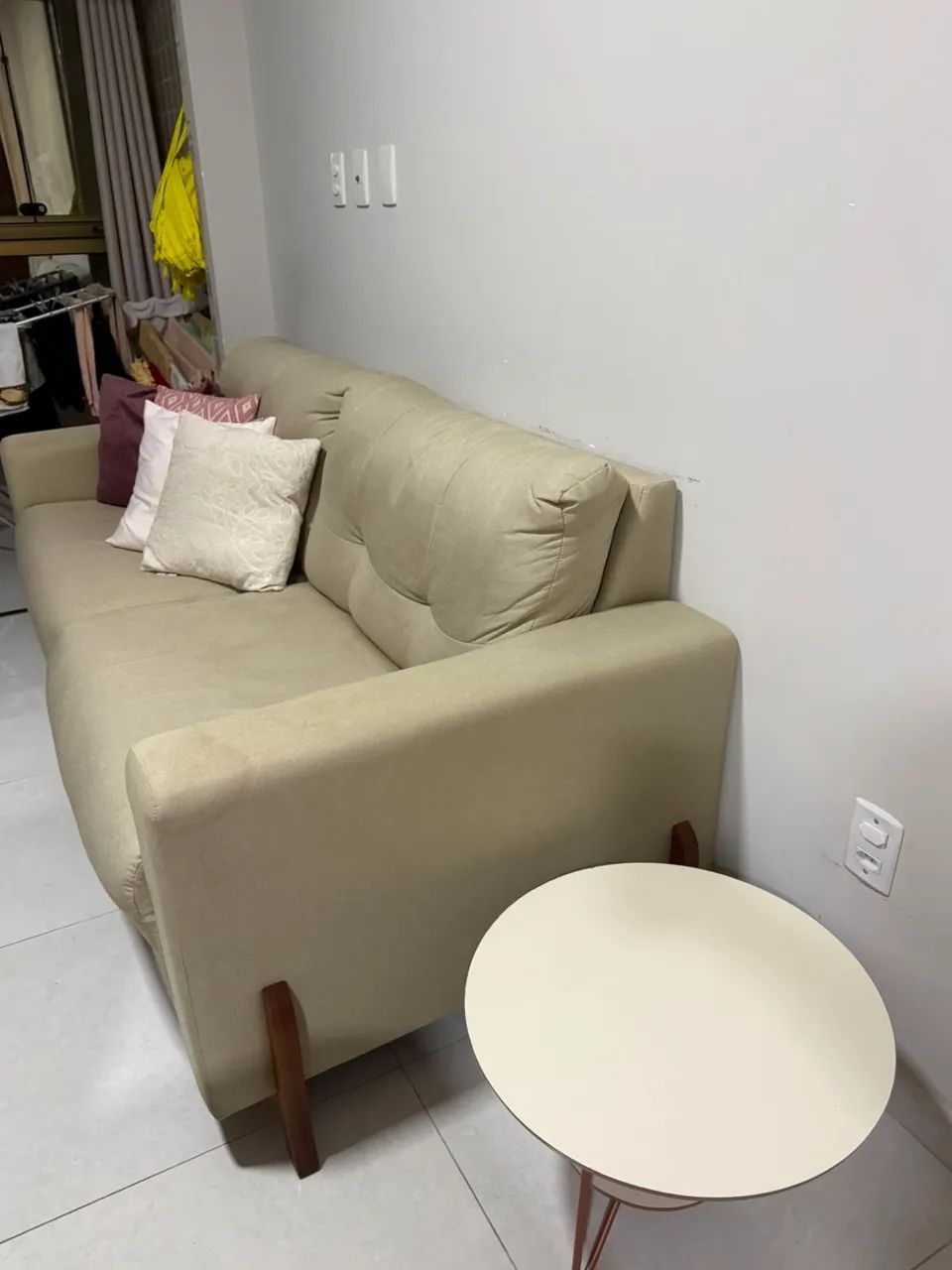 Sofá retrô de Linho Premium Bege - Foto 2
