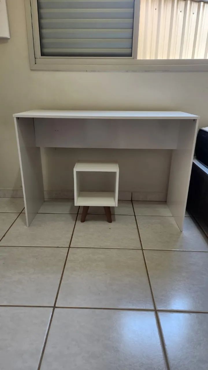 Escrivaninha + mesinha de cabeceira