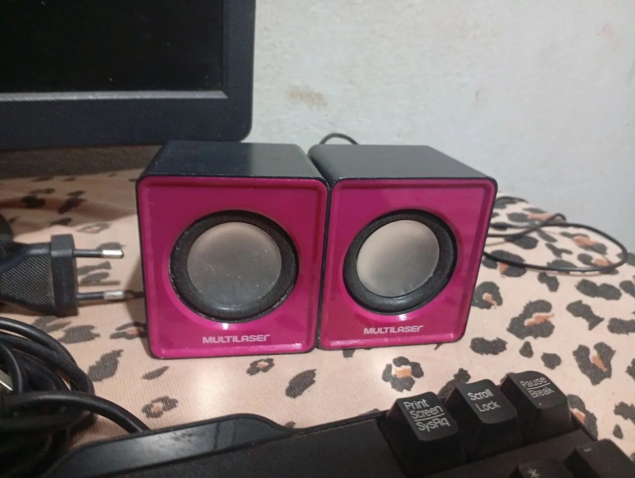 Vendo tela de computador e teclado e é cabo de conectar - Foto 2