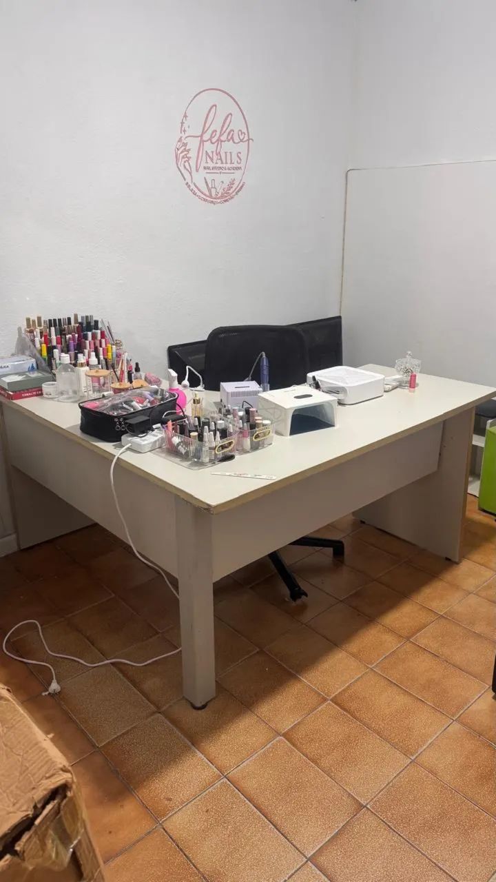 Mesa branca espaçosa