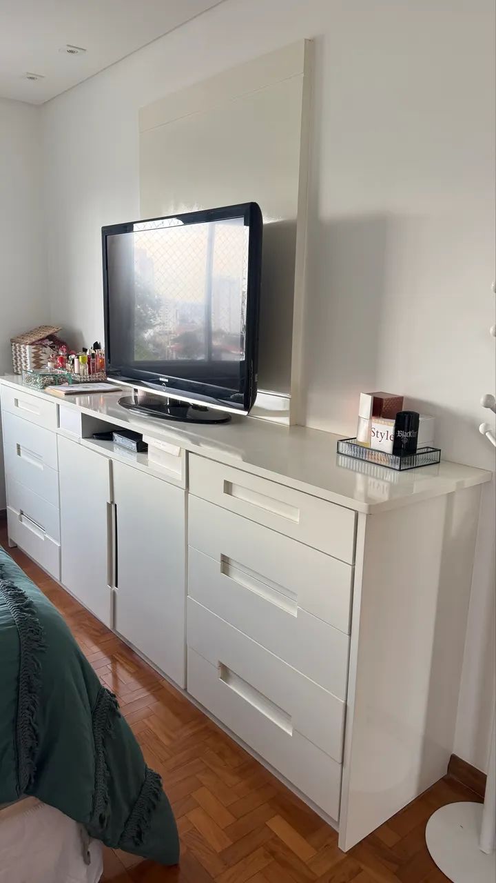 Móvel laqueado  com painel 