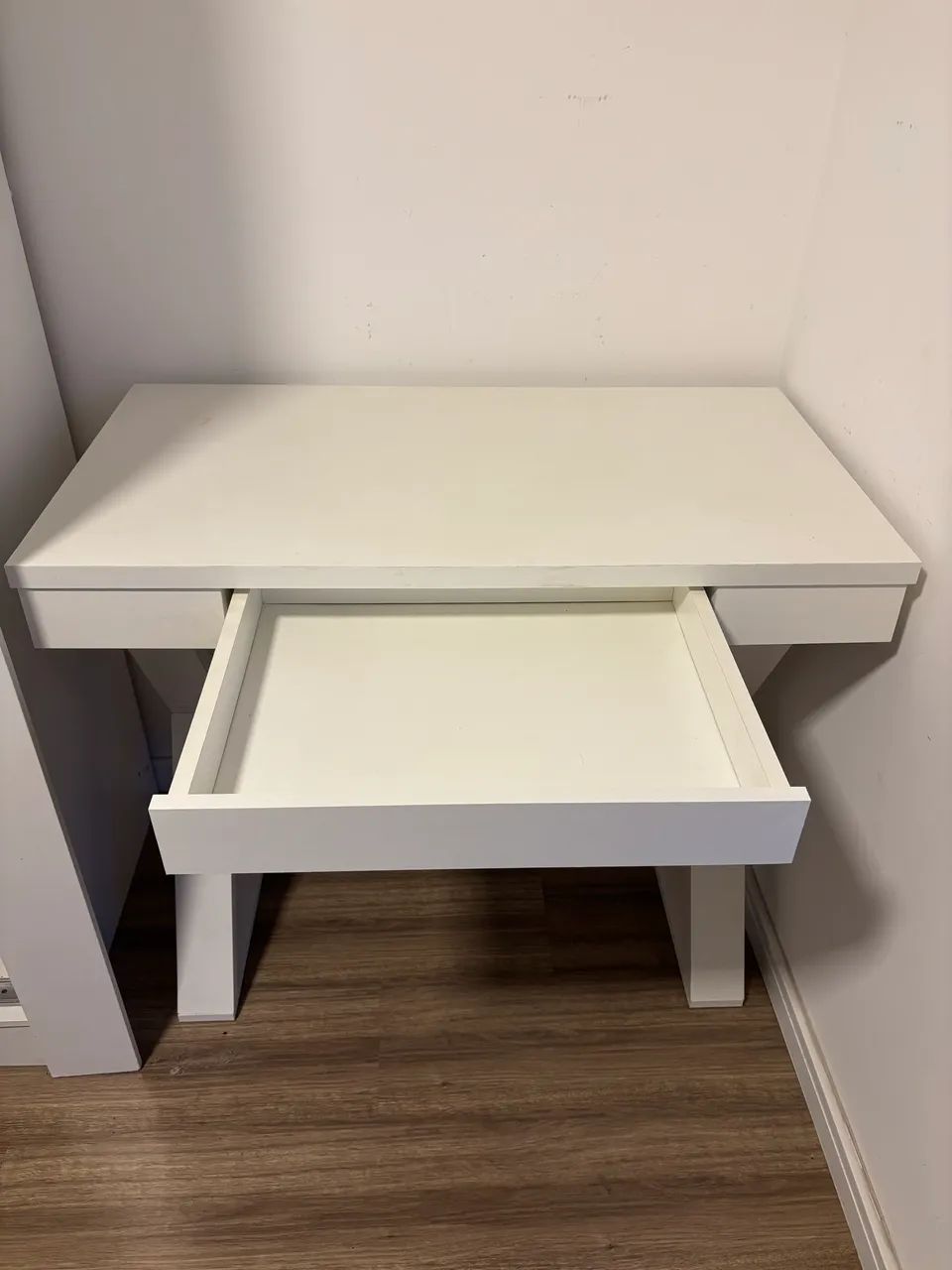 Mesa escrivaninha com gaveta central - Foto 3