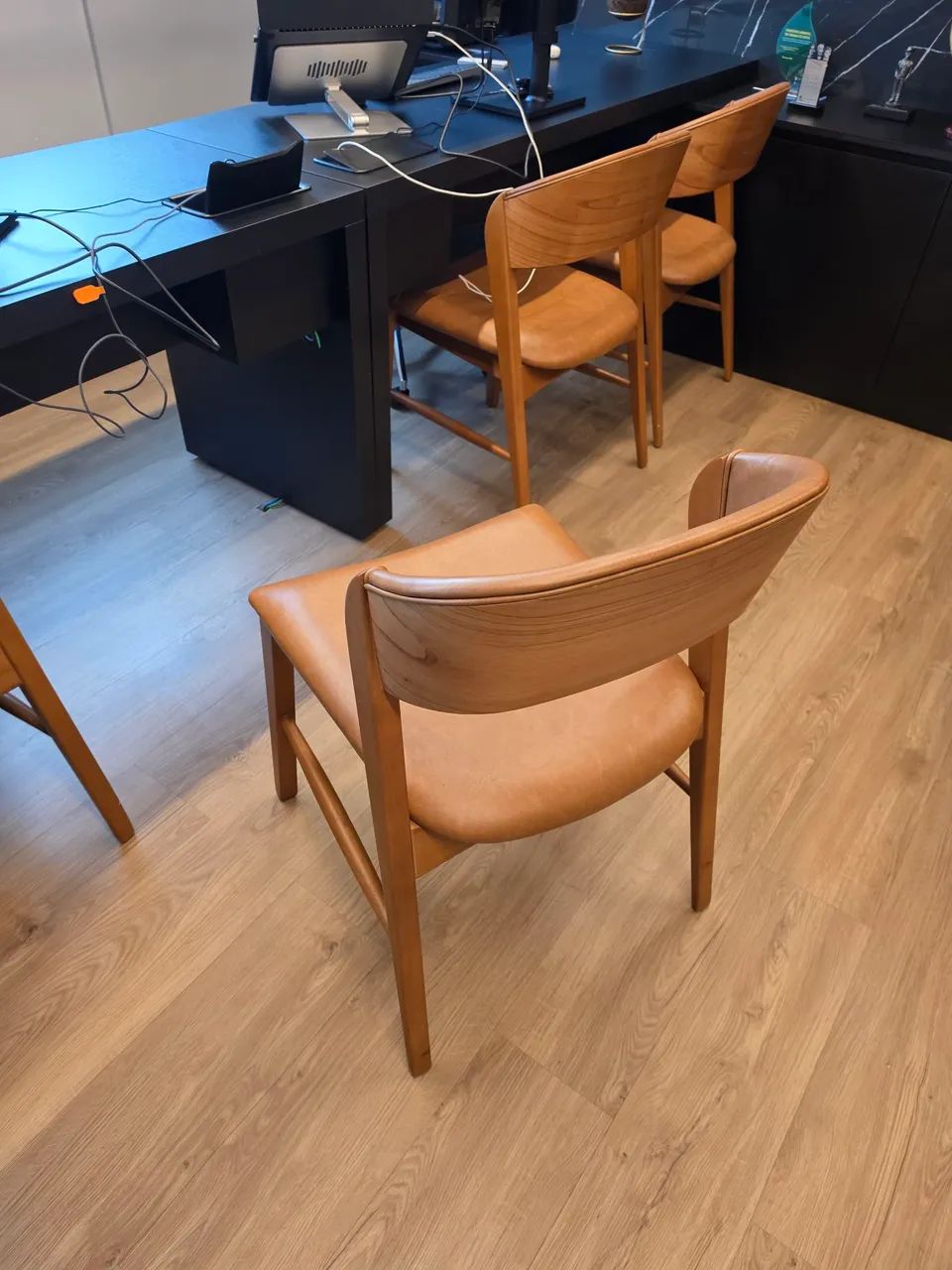 Conjunto de 4 cadeiras/poltronas de couro e madeira