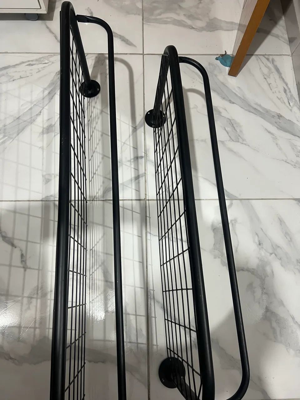 Arara de parede com cabideiro e prateleira 