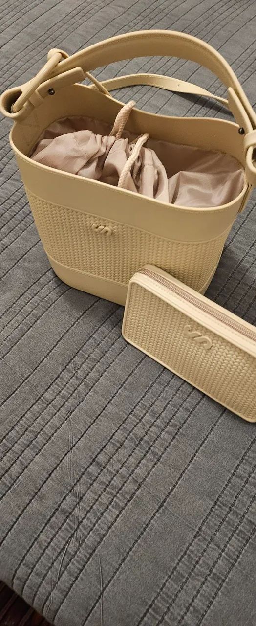 Bolsa emborrachada com bolsinha avulsa - Foto 3