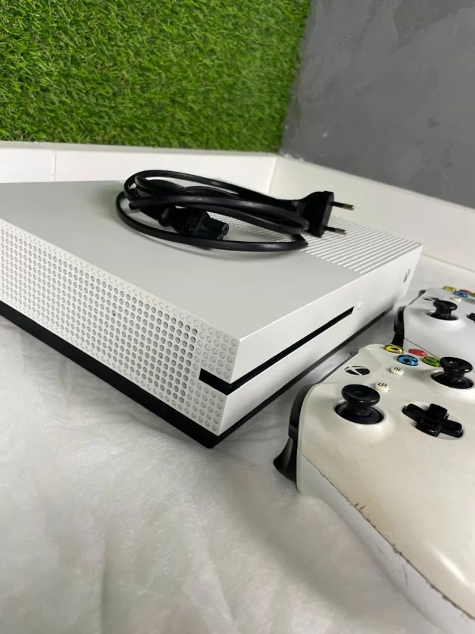 Xbox One S 1TB 2 Controles - Foto 3