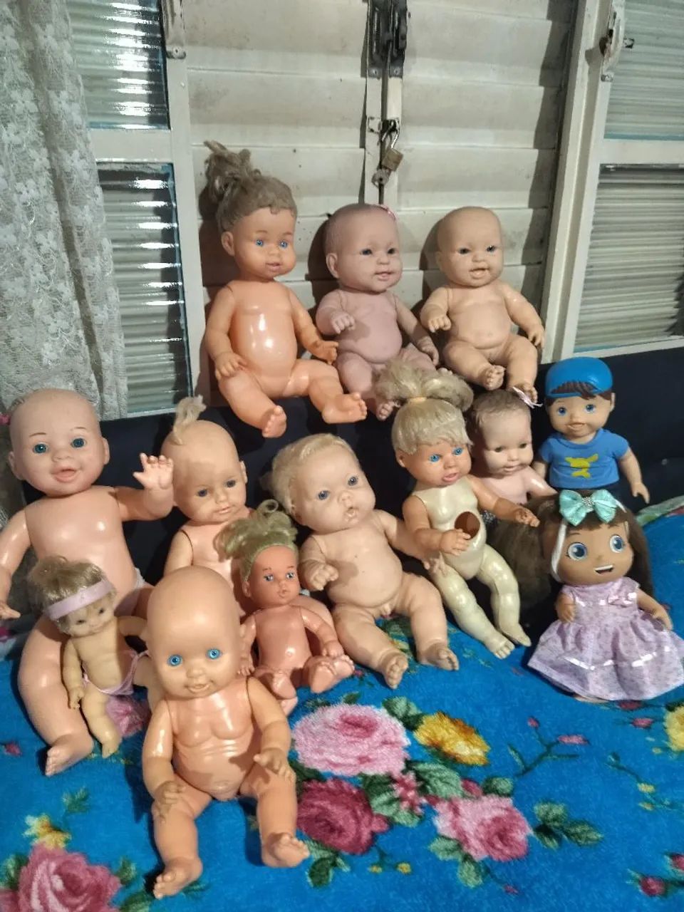 Lote com 14 bonecas - Foto 2