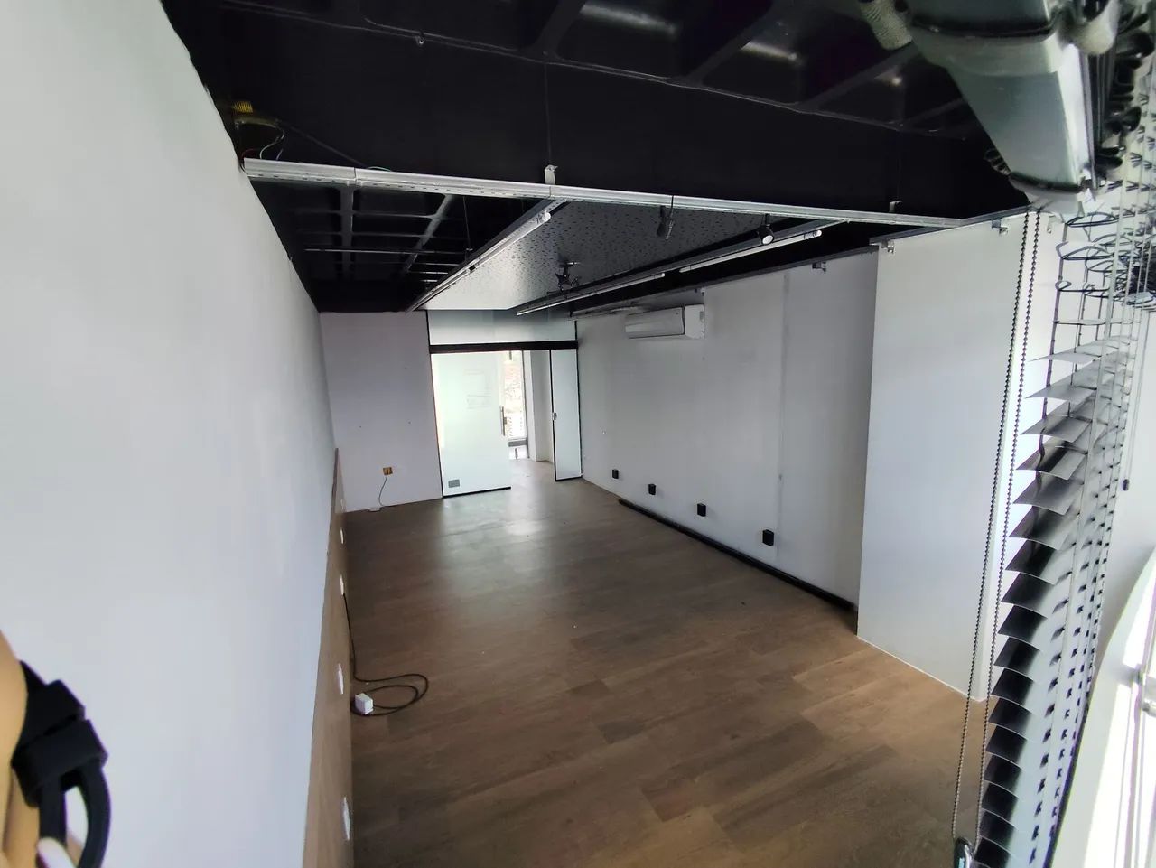 Times empresarial, Alugo Sala 36 m²  pronta planejada, com 2 ar condicionados, lavabo  - Foto 2