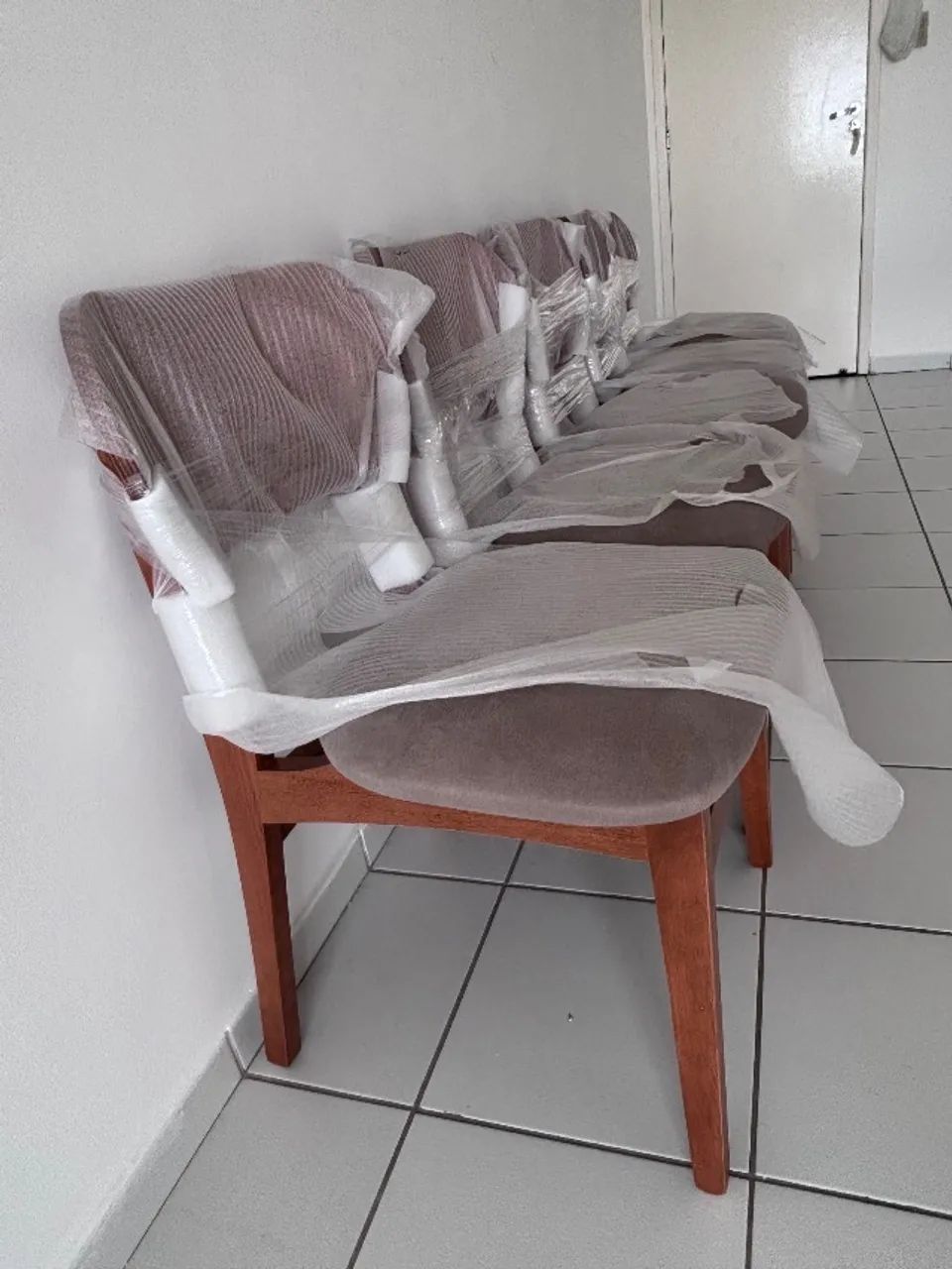 Conjunto de 6 cadeiras de madeira maciça  - Foto 4