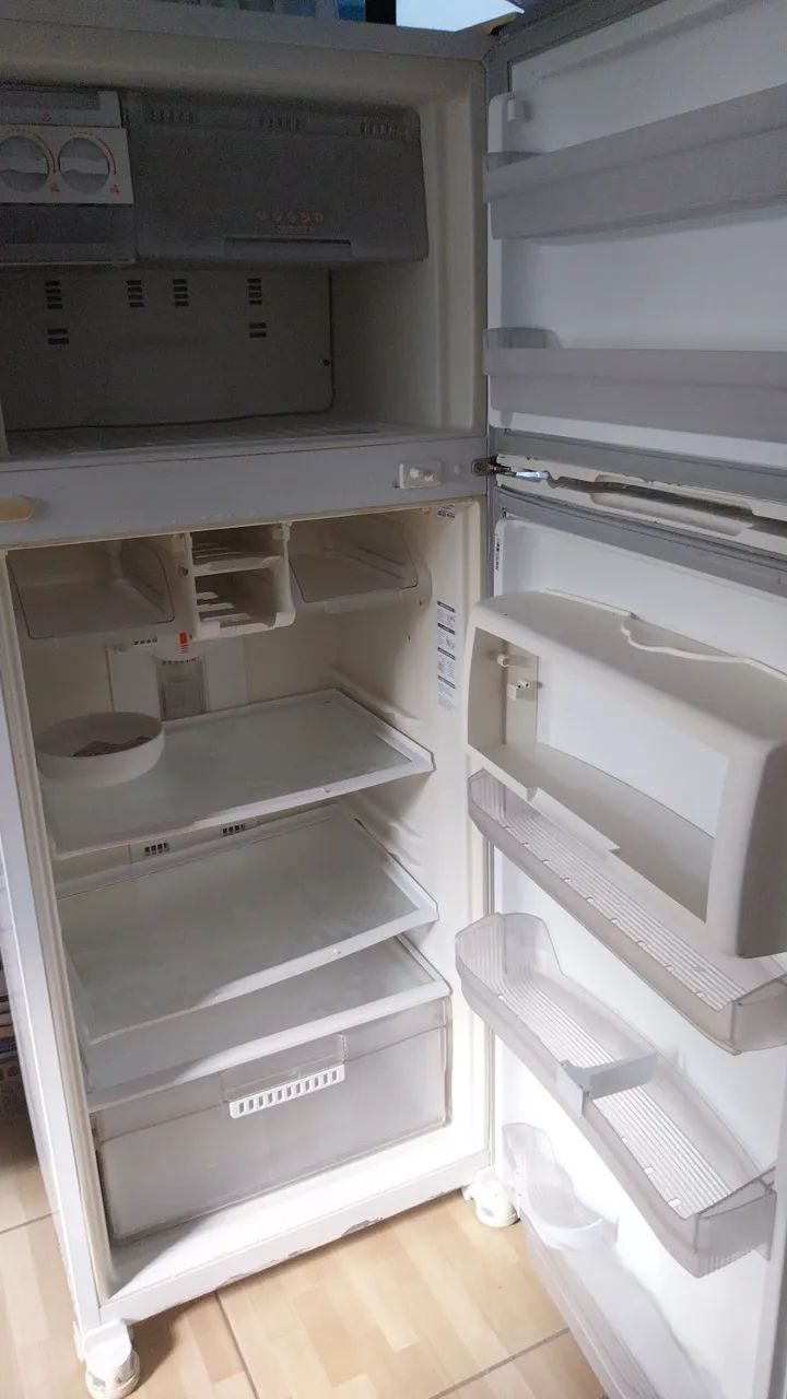 Vendo geladeira funcionando perfeitamente frost free  - Foto 2