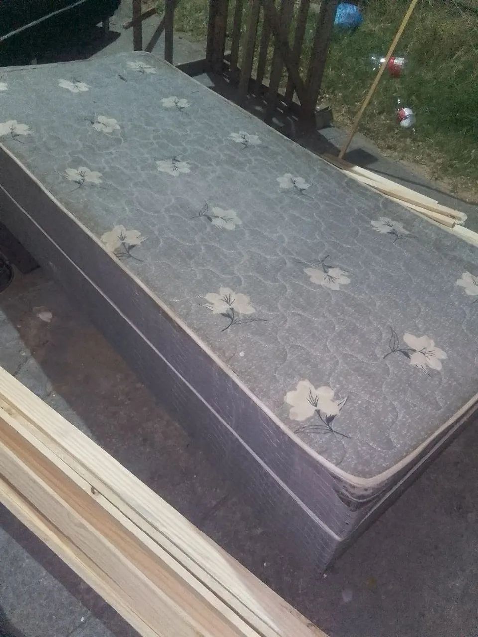 Uma cama de solteiro 
