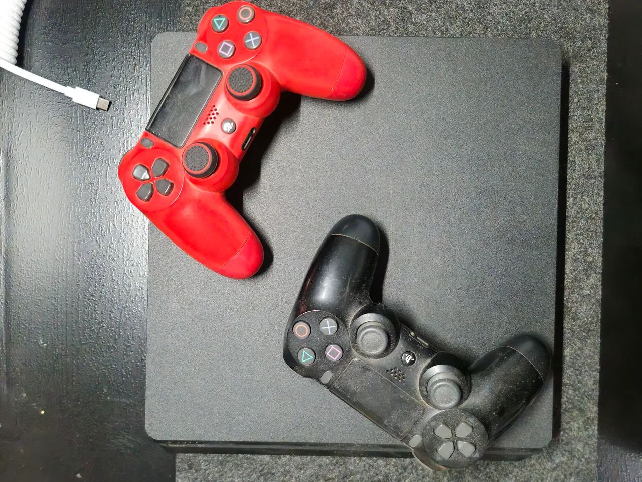 PS4 SLIM + 2 CONTROLES E BASE CARREGADORA - Foto 4