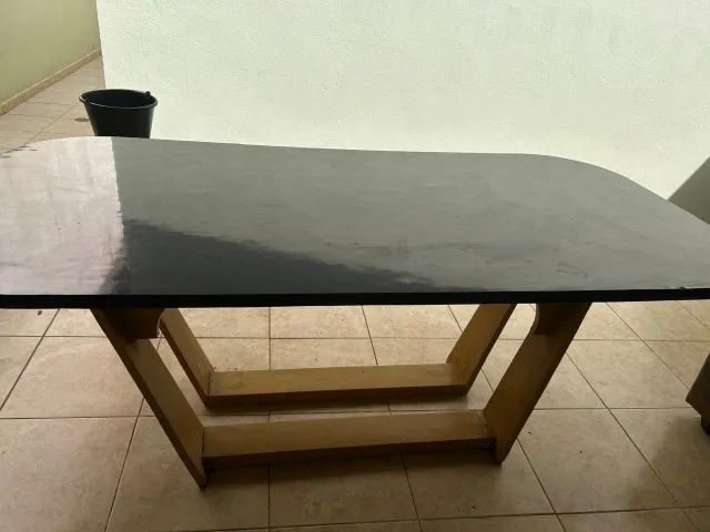Mesa de jantar artesanal em madeira