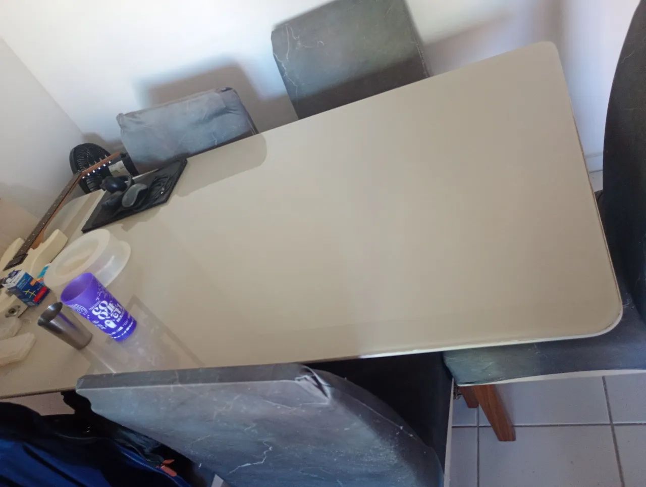 Mesa retangular com tampo de video e seis cadeiras USADAS com pequenas avarias 