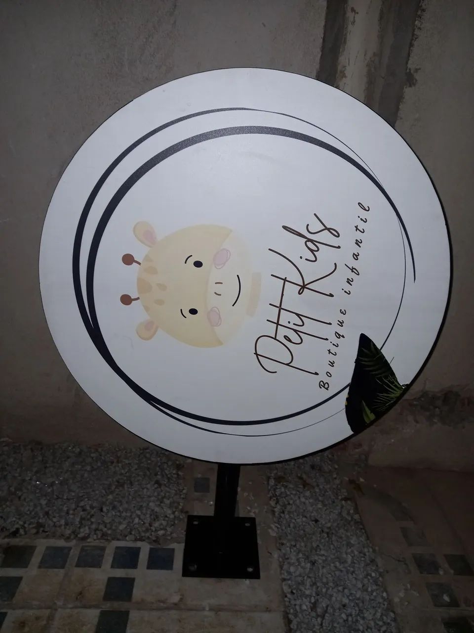 Placa Redonda de metal usada.