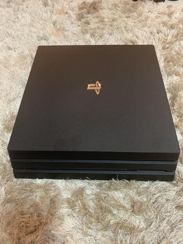 PS4 pro 4K 1 tb + 2 controles originais