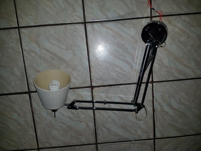 Vende essa luminária de parede
