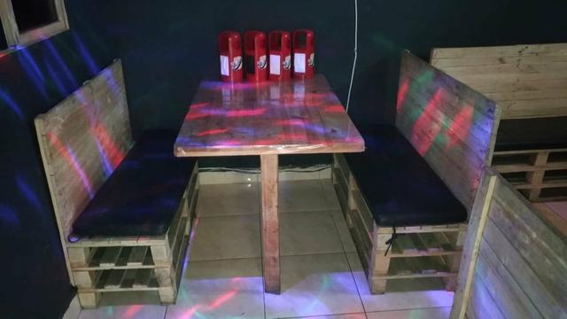 Mesa de palete com 2 bancos estofados