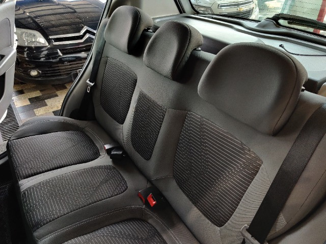 Fiat Palio atractive 1.4 Completo Ano 2014 com gnv ! - Foto 17