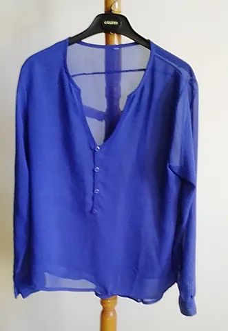 Blusa feminina de seda, semi nova, cor azul, transparente. Sem marca. - Foto 3
