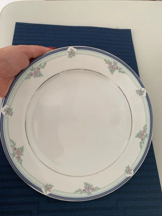 PRATOS EM PORCELANA SCHMIDT BRANCA COM DECORAÇÃO FLORAL E FAIXAS AZUL E VERDE.