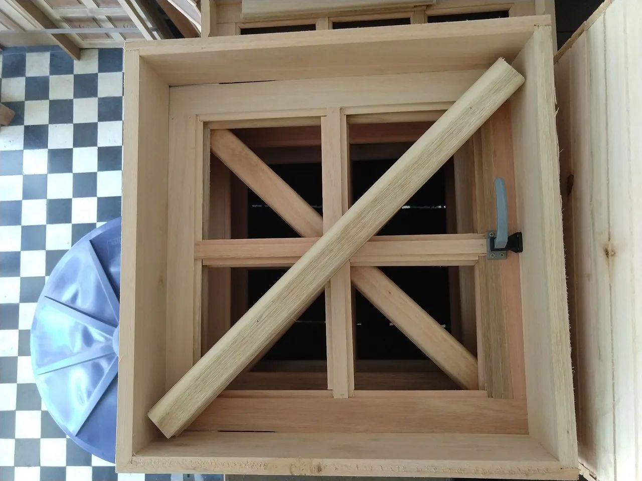 Janela maxiar madeira 50x50cm - Foto 2