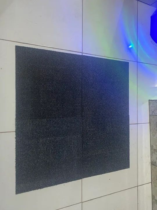 Piso flutuante em carpete azul marinho  - Foto 4