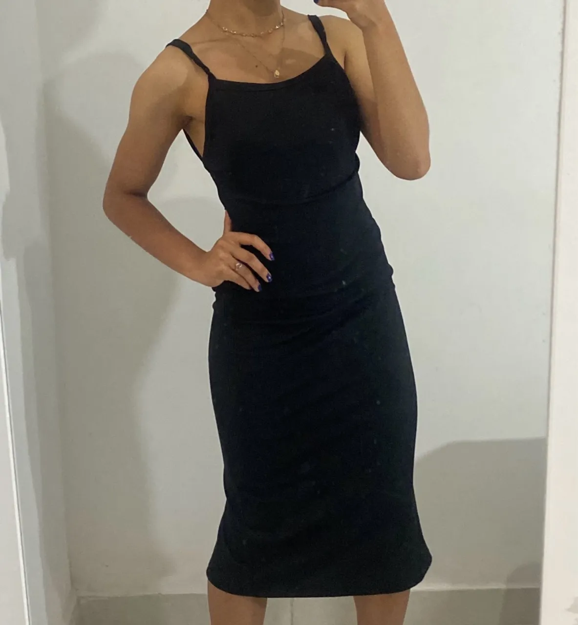 Vestido preto midi com alças finas