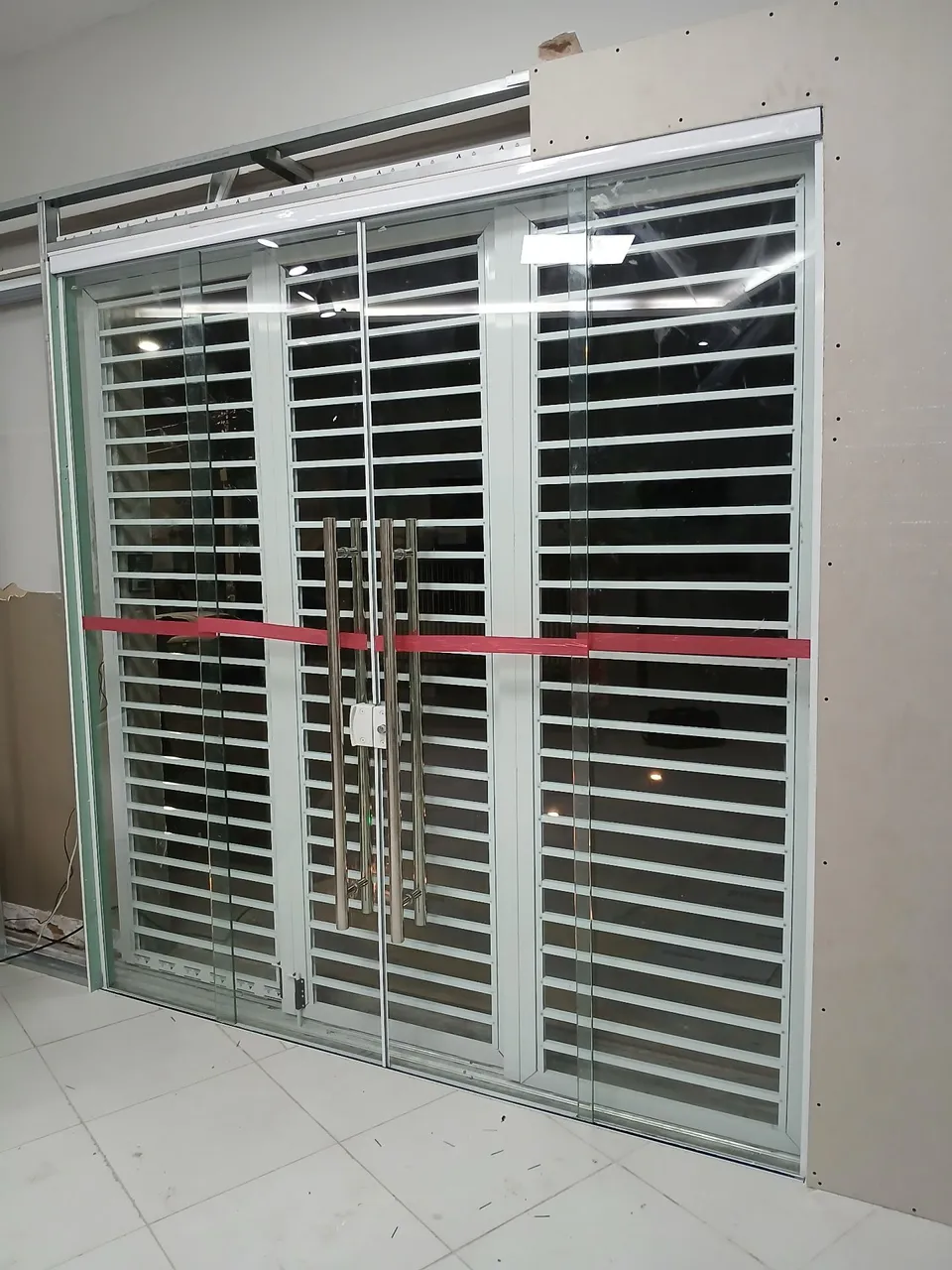 Porta de Vidro com Grade de Proteção e Design Moderno