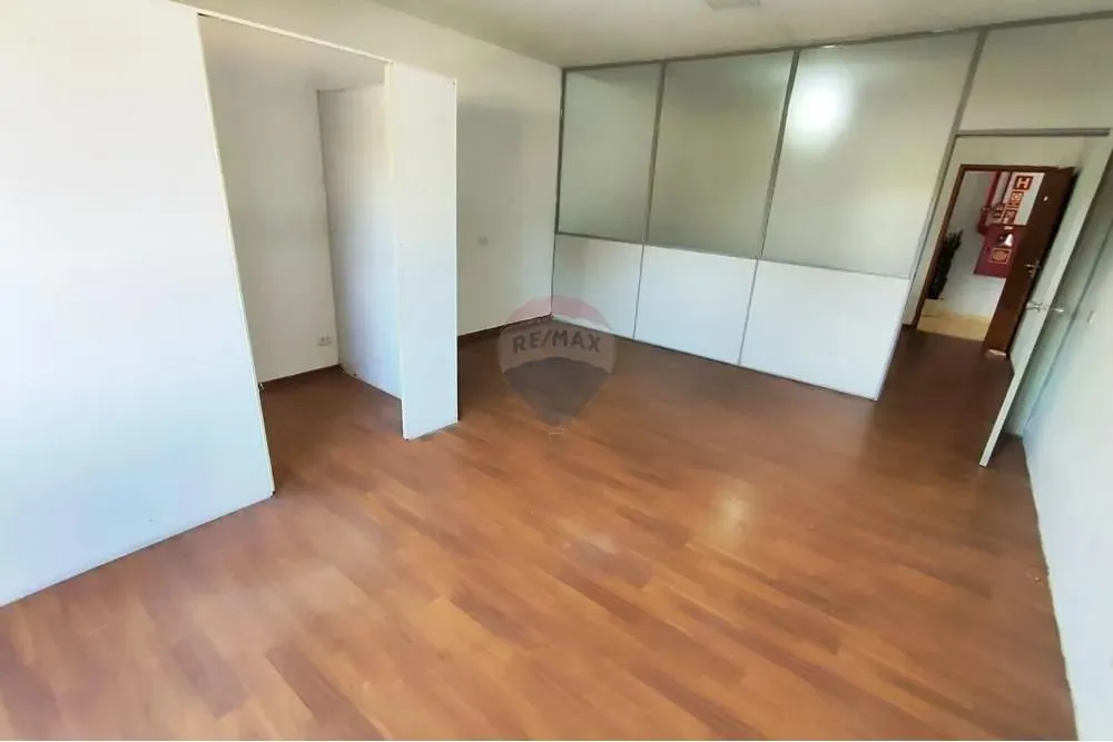 Sala Comercial com divisórias para locação com 55m² por R$ 1.700,00 Vila Thaís, Atibaia-SP
