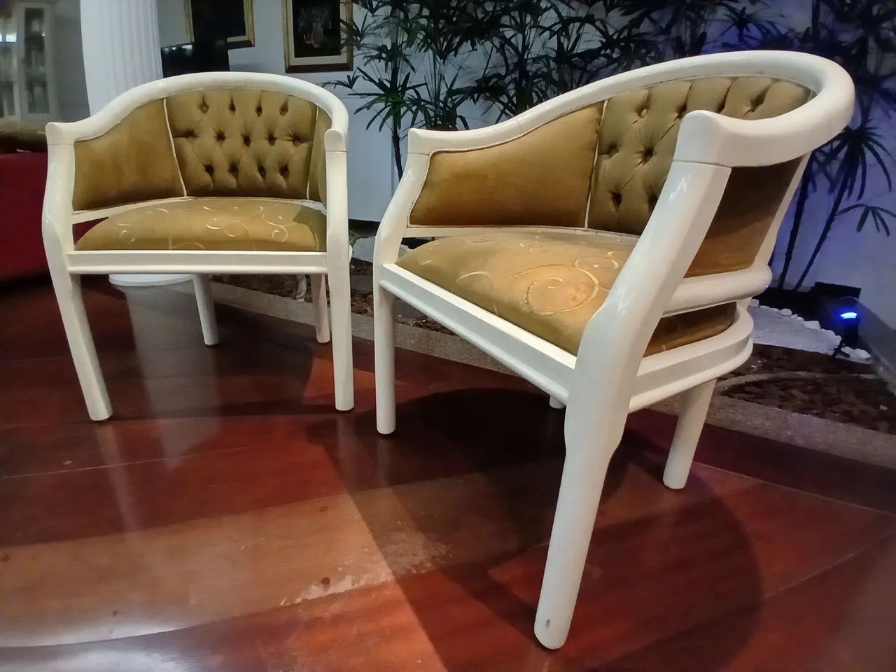Par de Poltronas Clássicas em Veludo - Foto 4