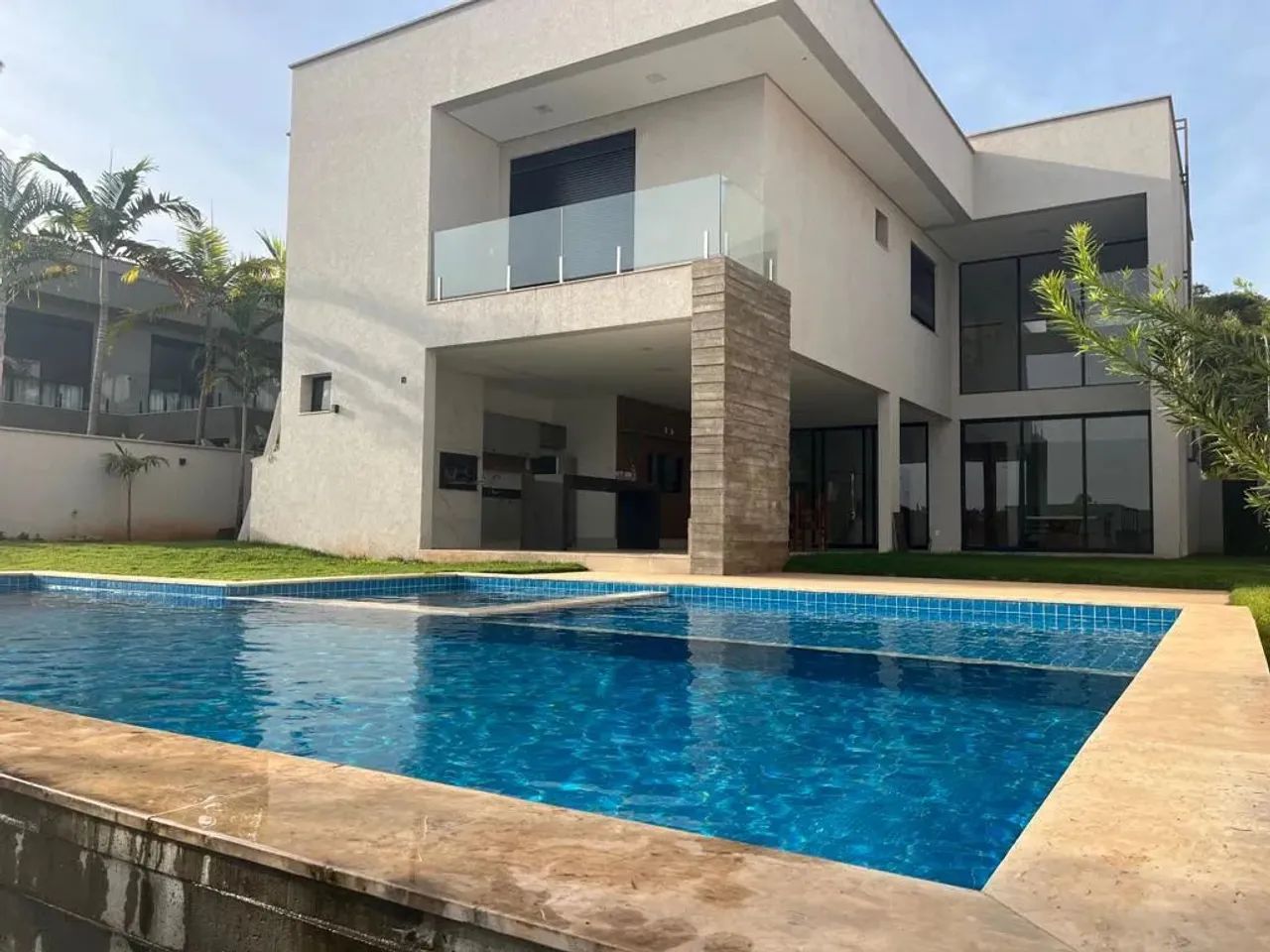 Excelente sobrado 04 suites condomínio Jardins Munique