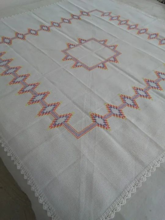Toalha de Mesa Pequena Bordada a Mão em Ponto Vagonite. - Foto 4