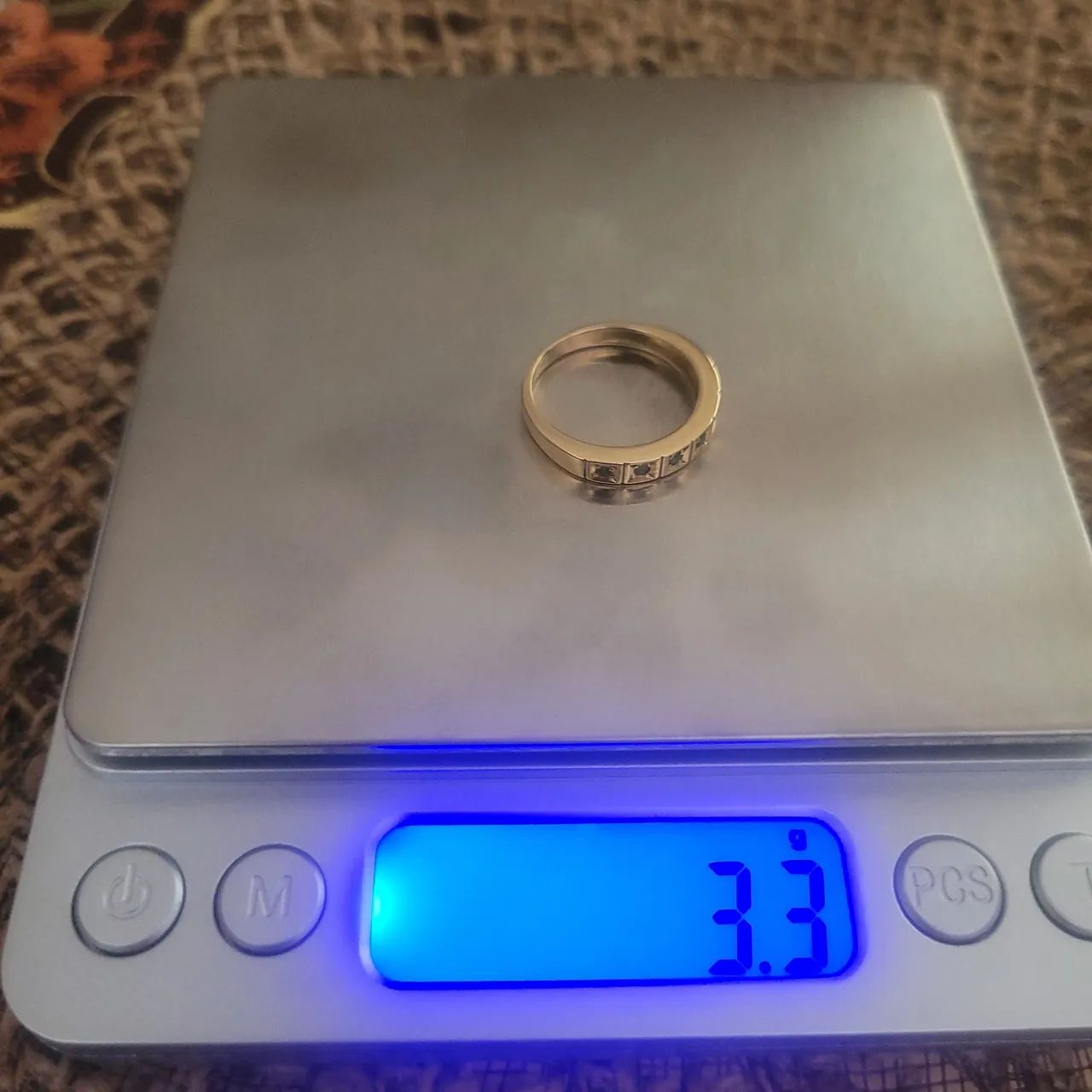 Meia Aliança em ouro 18k 750 com 7 esmeraldas  - Foto 3