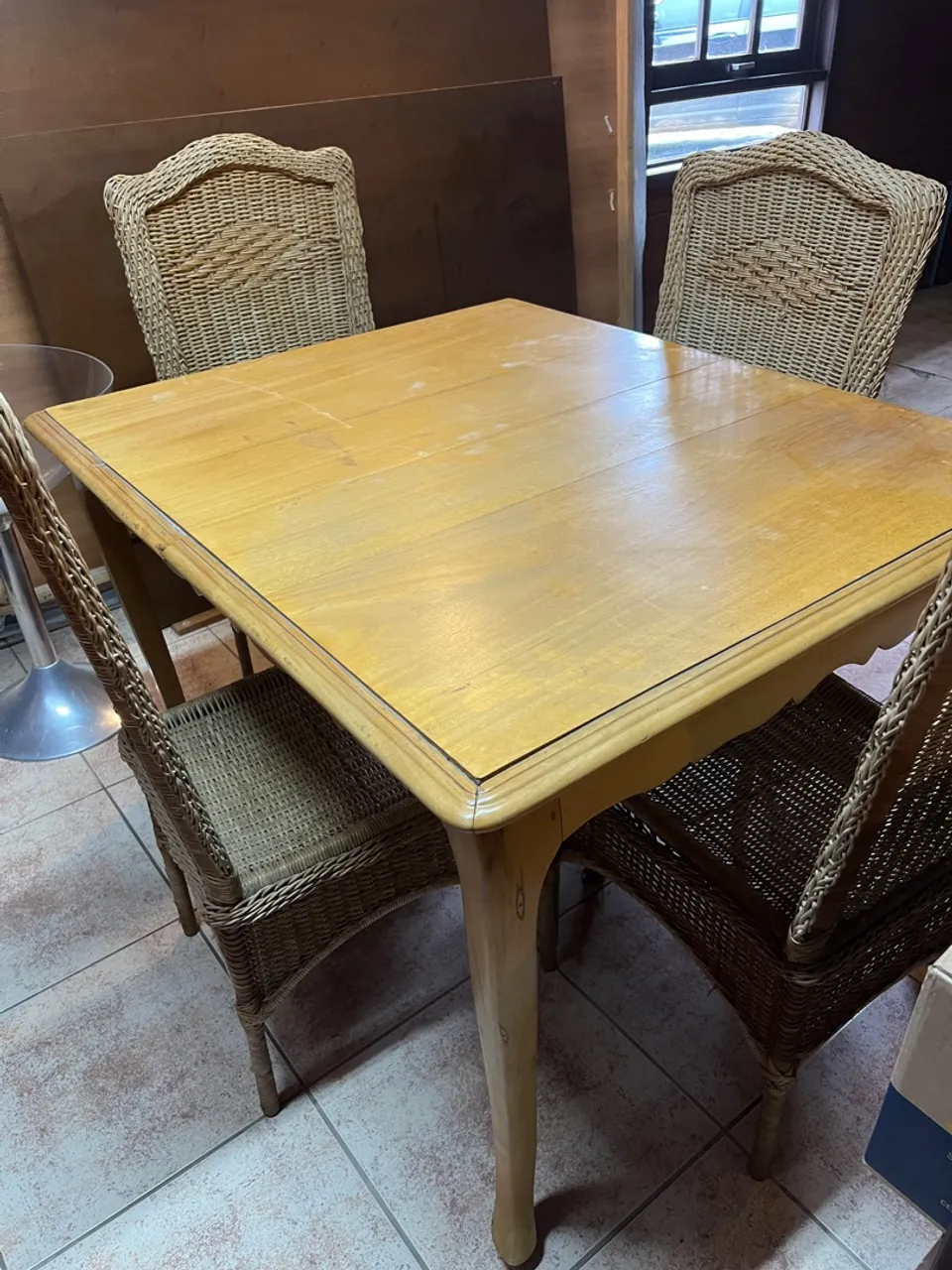 Mesa de Jantar com Cadeiras de Vime