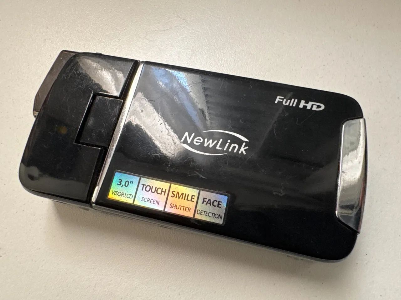 Câmera NewLink Full HD com Tela Touchscreen e Detecção de Face