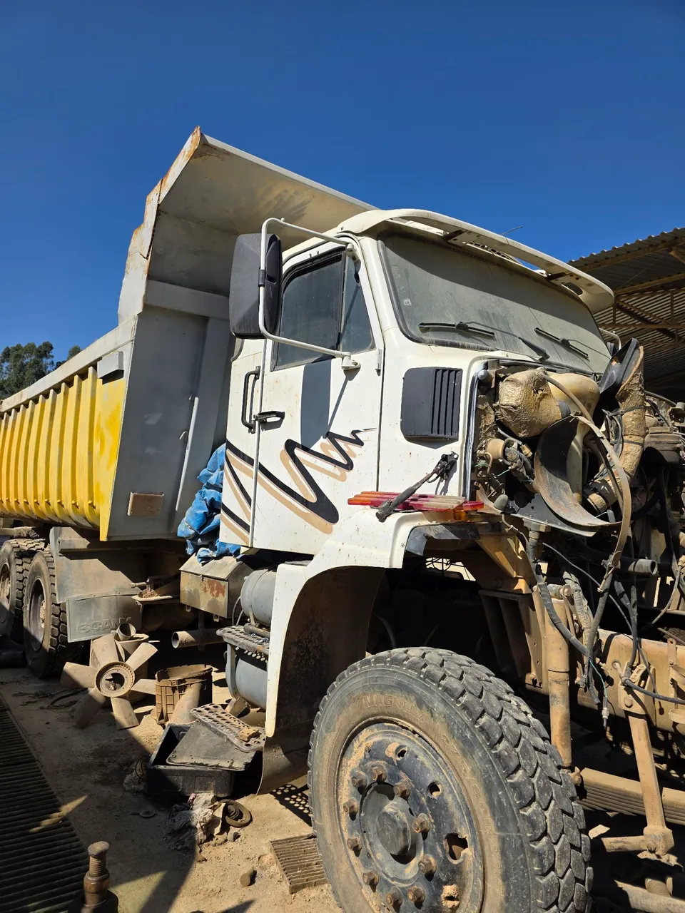 Volvo 360 6x4 truck caçamba