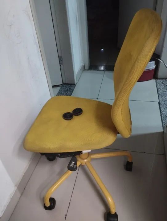 Cadeira amarela com rodas - TOK&STOK (usada) - Foto 3