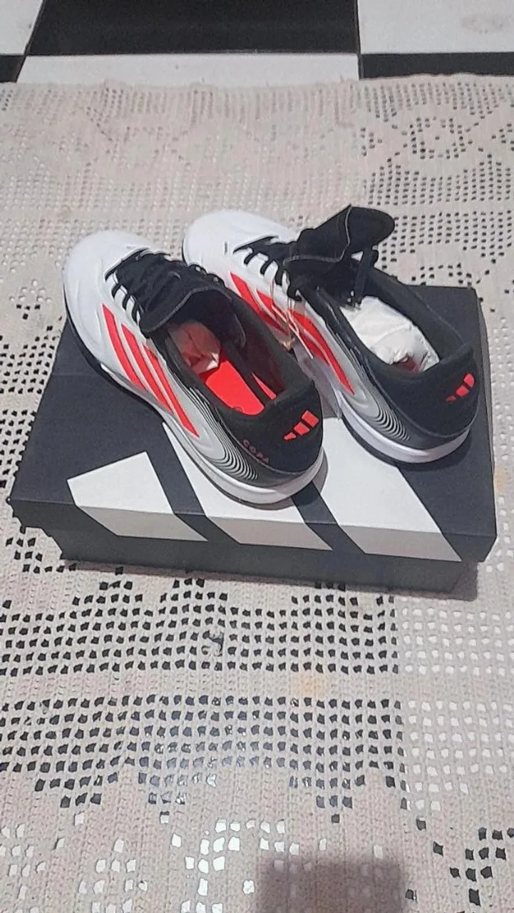 Chuteira Adidas Nova com Design Moderno