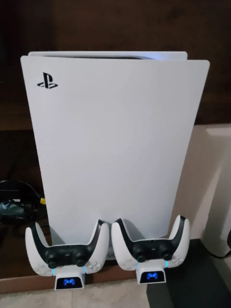 PS5 + 2 CONTROLES + BASE CARREGADOR + 4 JOGOS