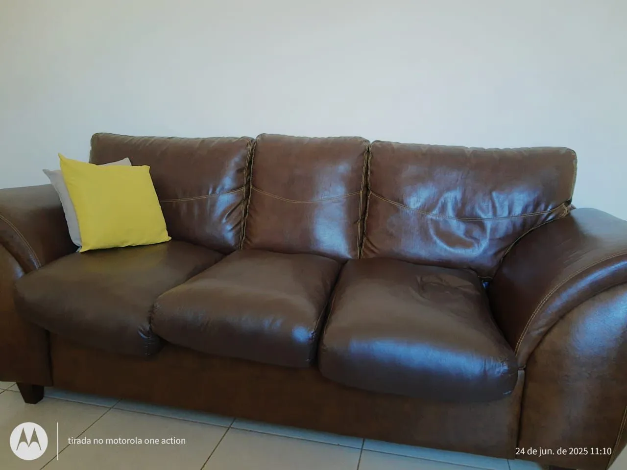 Vendo sofá de couro, três lugares no valor de 800,00 reais.